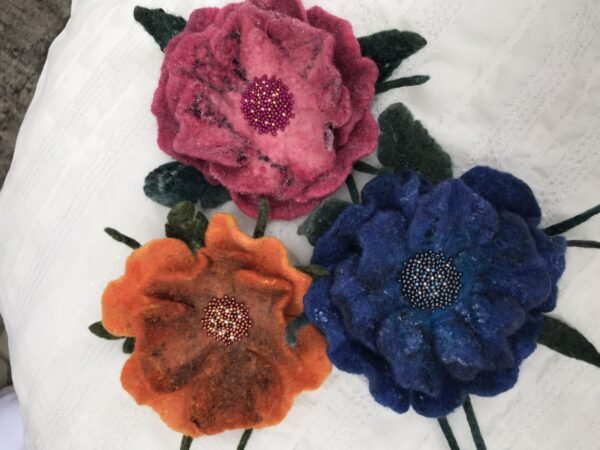 Χειροποίητο λουλούδι από μαλλί φελτ μπλε