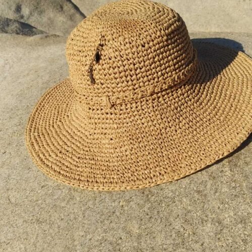 Χειροποίητο καπέλο από ραφία μπεζ με περιφέρεια