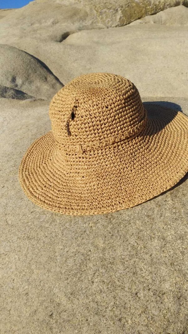 Χειροποίητο καπέλο από ραφία μπεζ με περιφέρεια