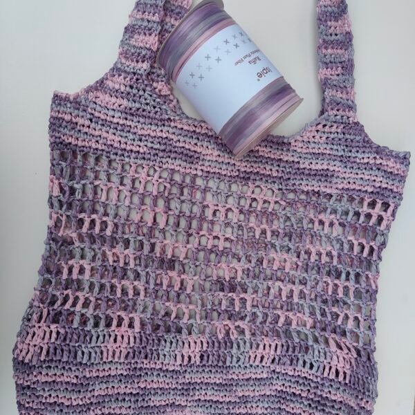 Χειροποίητη τσάντα από ραφία, λιλά–ροζ συνδυασμός με διάτρητο σχέδιο