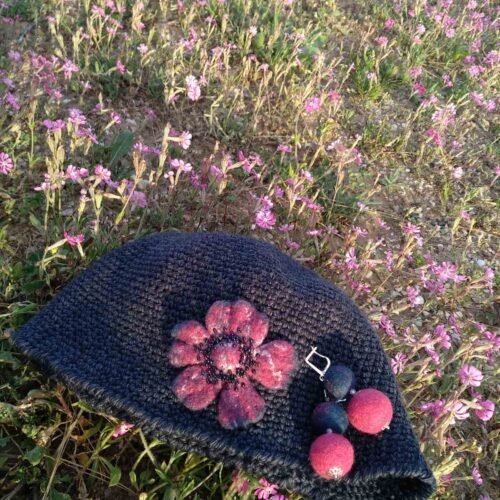 Χειροποίητο πλεκτό βαμβακερό καπέλο με διακοσμητικό λουλούδι με χάντρες