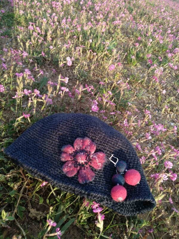 Χειροποίητο πλεκτό βαμβακερό καπέλο με διακοσμητικό λουλούδι με χάντρες