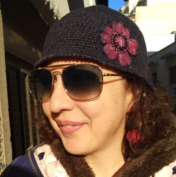 Χειροποίητο πλεκτό βαμβακερό καπέλο με διακοσμητικό λουλούδι με χάντρες