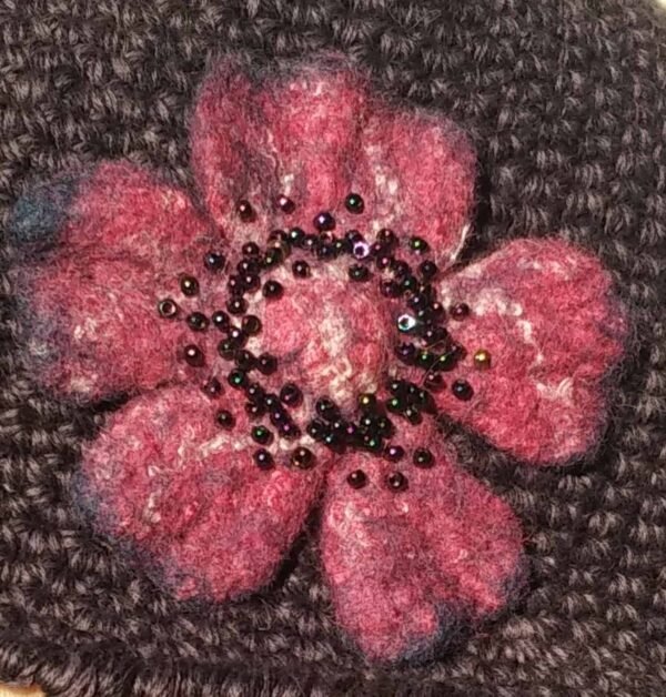 Χειροποίητο πλεκτό βαμβακερό καπέλο με διακοσμητικό λουλούδι με χάντρες