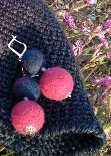 Χειροποίητα σκουλαρίκια με μπαλάκια από τσόχα μπλε και ροζ