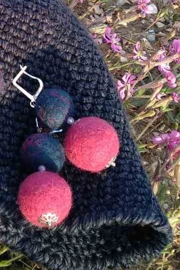 Χειροποίητα σκουλαρίκια με μπαλάκια από τσόχα μπλε και ροζ