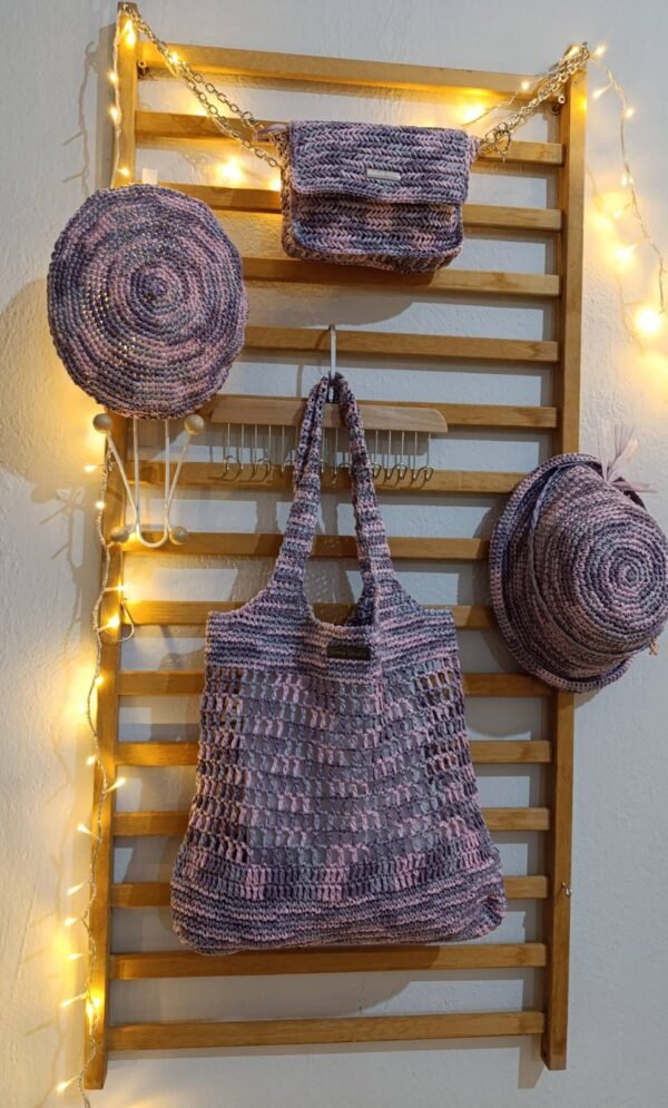 Χειροποίητη τσάντα από ραφία, λιλά–ροζ συνδυασμός με διάτρητο σχέδιο