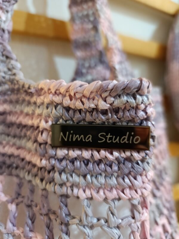 Χειροποίητη τσάντα από ραφία, λιλά–ροζ συνδυασμός με διάτρητο σχέδιο
